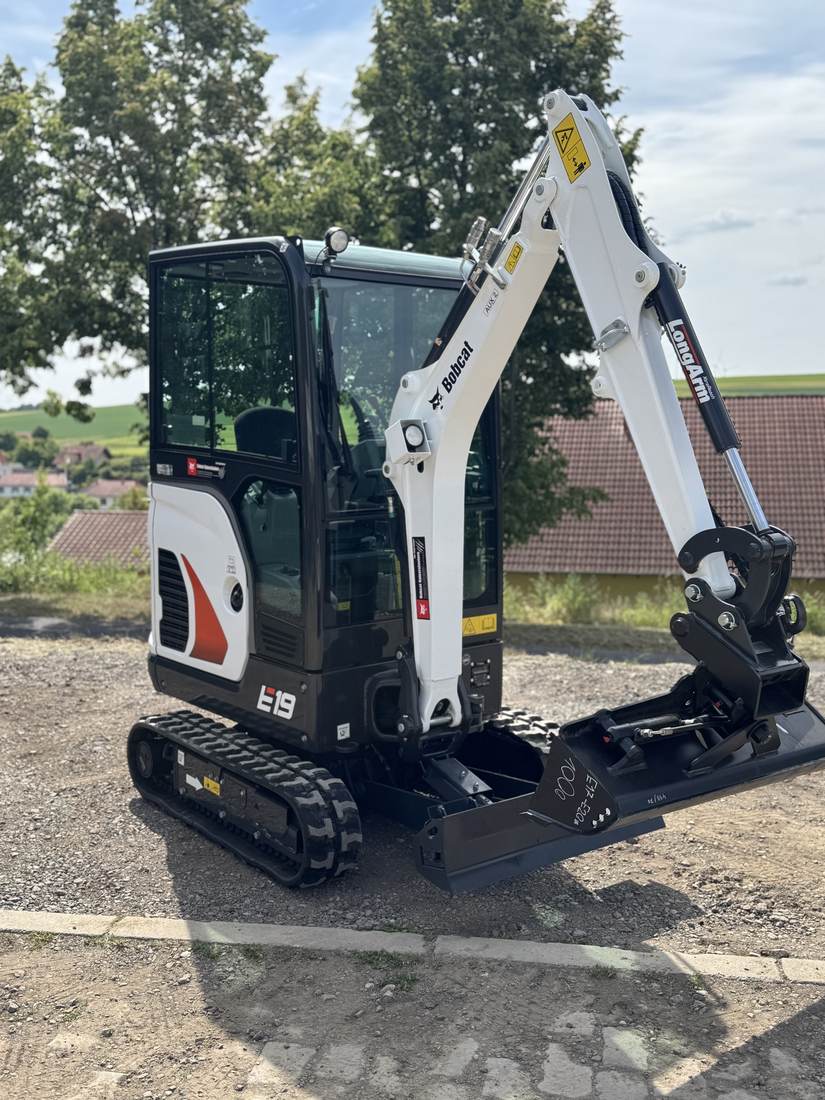 Bobcat E19 Minibagger Seitenansicht mit Longarm