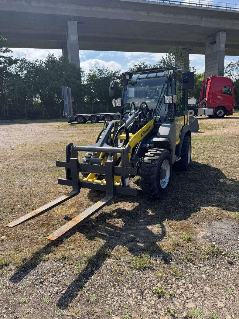 Kramer 5045 Radlader Frontansicht mit Palettengabel