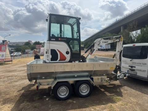 Bobcat Minibagger E19 verladen auf Muldenkipper-Anhänger, mietbar in Alzey